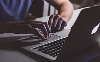 开云官方下载-少打一人！三镇球员阿德里亚诺铲球领到第二张黄牌，被红牌罚下